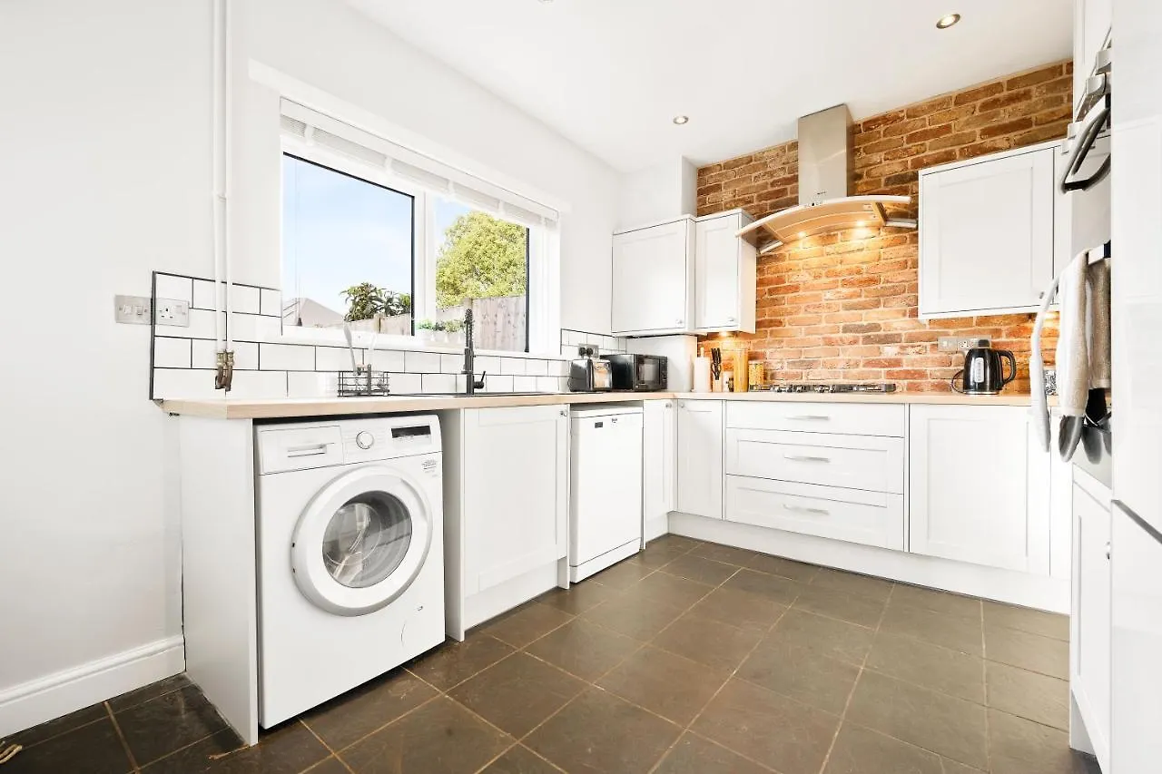 Holiday home Stylish & Convenient 4Br House W/ Garden & Parking Villa Bournemouth