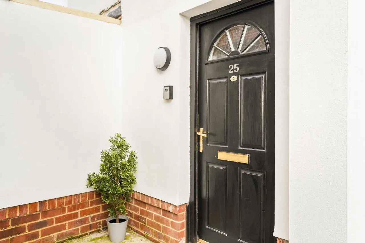 Stylish & Convenient 4Br House W/ Garden & Parking Villa Bournemouth Holiday home