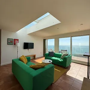 Apartment Panoramic Sea View Studio: Beachside Comfort For Three, Bournemouth