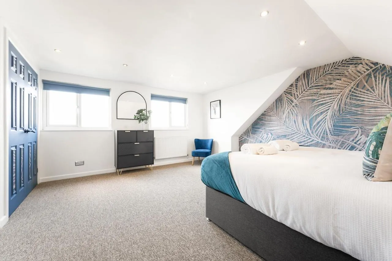 Stylish & Convenient 4Br House W/ Garden & Parking Villa Bournemouth Holiday home