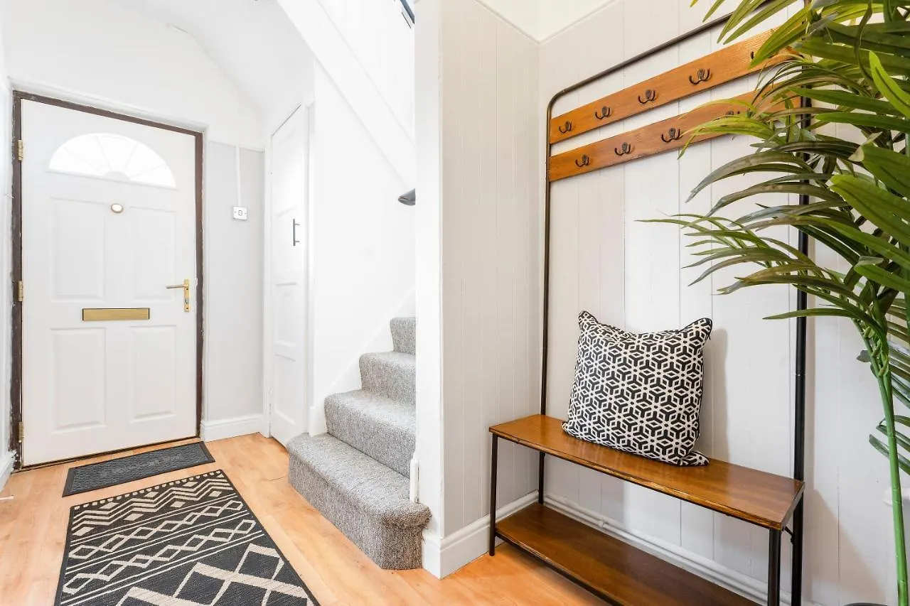 Stylish & Convenient 4Br House W/ Garden & Parking Villa Bournemouth 0*,  United Kingdom